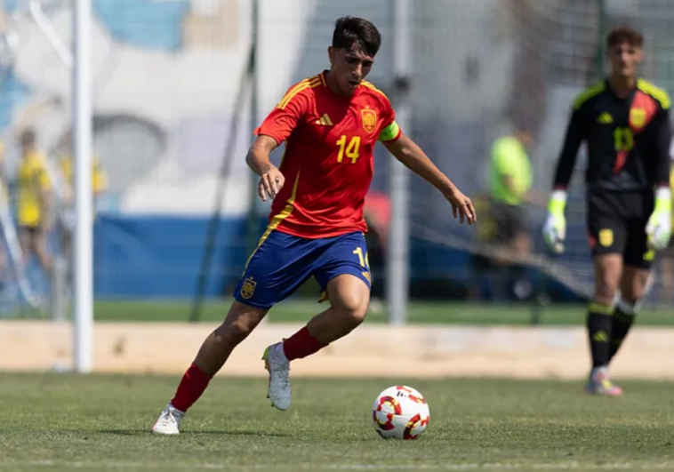 Izan Merino, capitán de la sub-19 en un amistoso en el que marcó el exmalaguista Antoñito